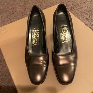 Authentic Salvador Ferragamo made in Italy size 6 brown patent leather pump.